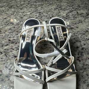 Badgley Mischka White Strappy Bridal Sandals, Metallic Footbed, New Condition